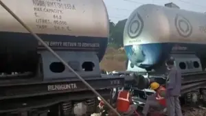 పట్టాలు తప్పిన గూడ్స్ రైలు