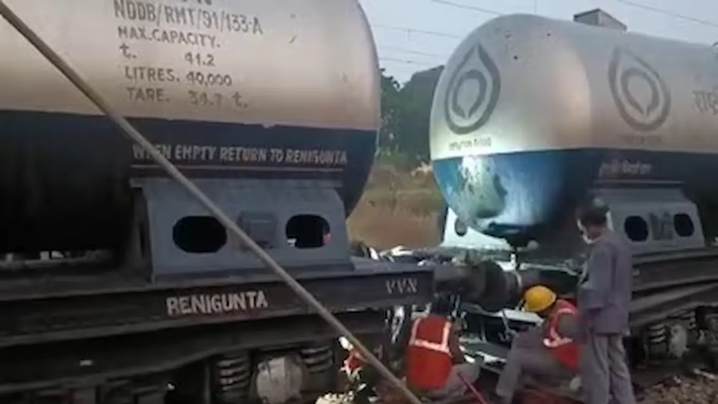 పట్టాలు తప్పిన గూడ్స్ రైలు