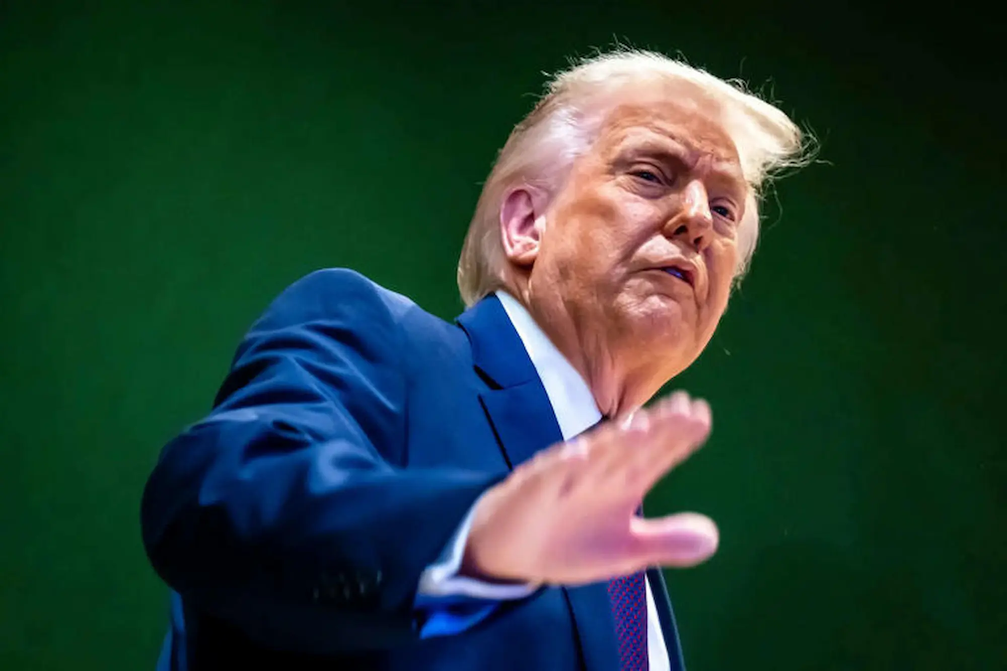 వడ్డీ రేట్లపై ట్రంప్ బాంబు..ఉలిక్కిపడ్డ స్టాక్ మార్కెట్లు