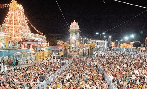 TTD: నిండిపోయిన కంపార్టుమెంట్లు.. శిలాతోరణం వరకు క్యూలైన్లు