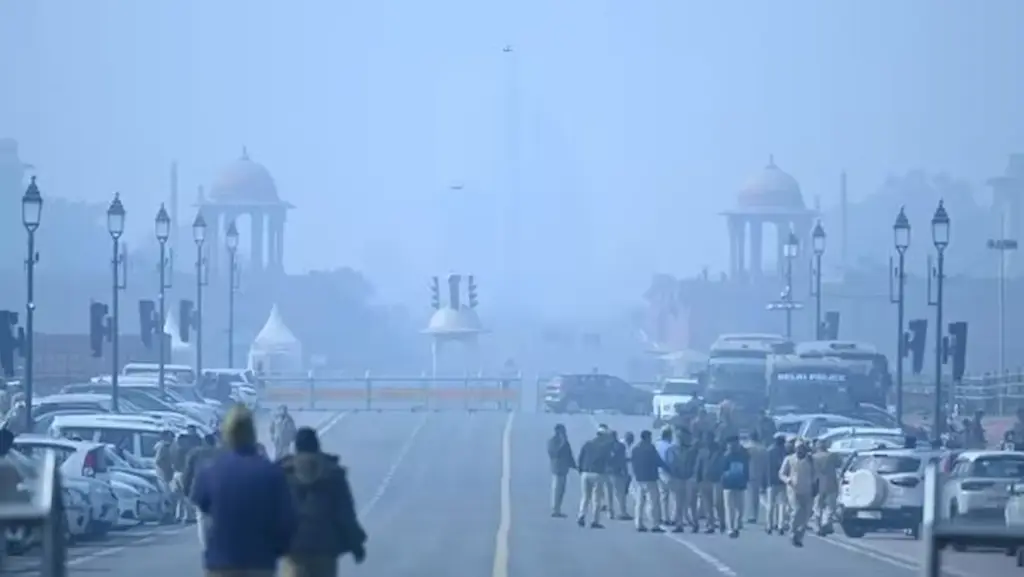 Delhi: వణుకుతున్న ఢిల్లీ.. పొగమంచుతో వాహనాలకు అంతరాయం