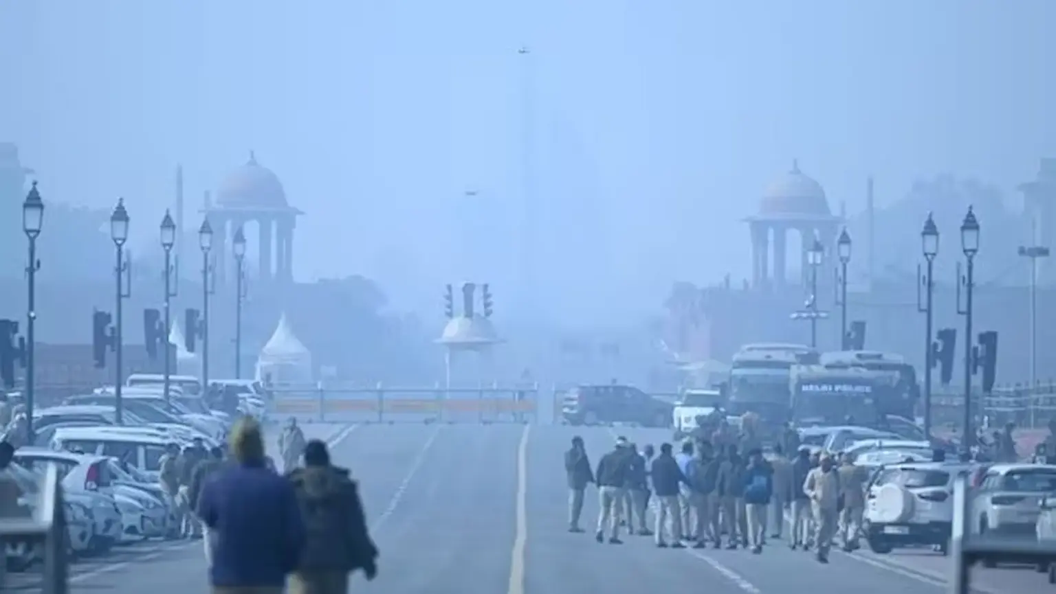 వణుకుతున్న ఢిల్లీ.. పొగమంచుతో వాహనాలకు అంతరాయం