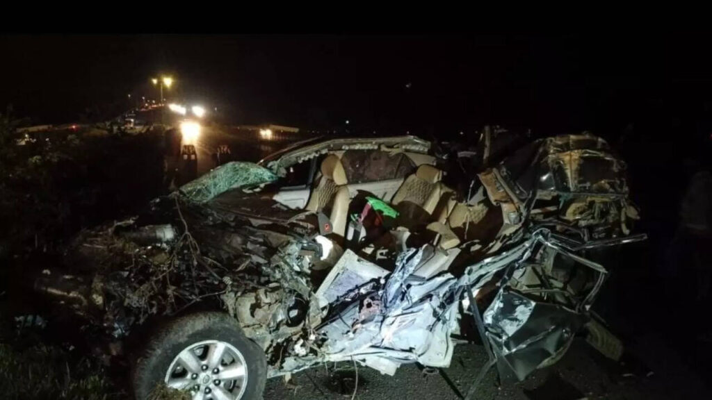 Car bus collision Bangalore : బెంగళూరులో ఘోర ప్రమాదం, ఐదుగురు యువకుల మృతి