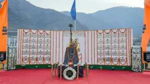 పుల్వామా వీరులకు నివాళులర్పించిన పీఎం మోదీ