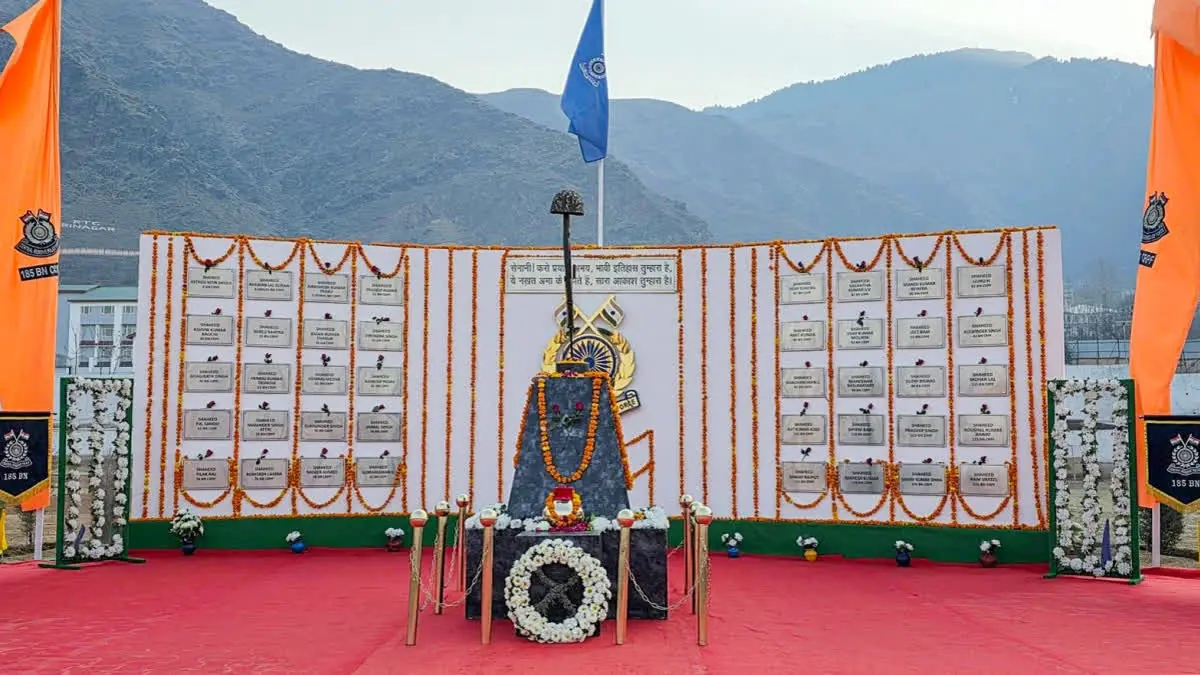 పుల్వామా వీరులకు నివాళులర్పించిన పీఎం మోదీ