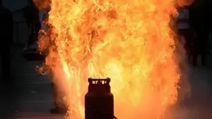 ఆక్సిజన్ సిలిండర్ పేలి.. ఇద్దరు కార్మికులు మృతి