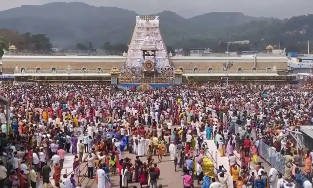 Tirumala Summer rush: తిరుమలలో భారీగా పెరిగిన భక్తుల రద్దీ