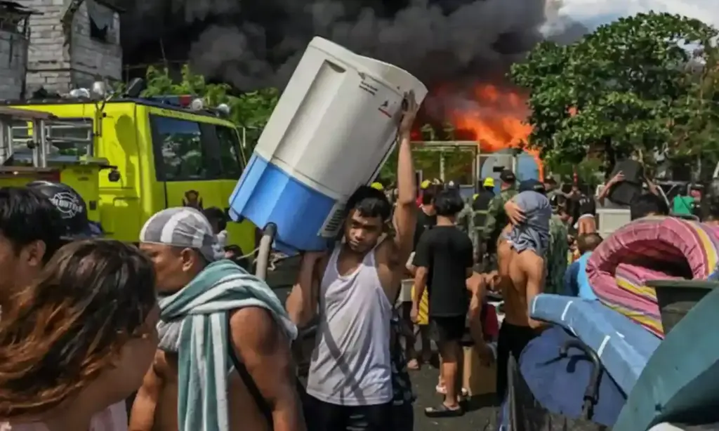 Huge fire in the Philippines.. 1,000 houses burned down?