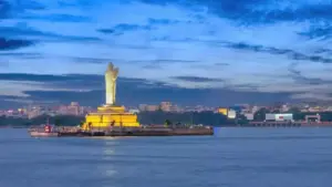 హుస్సేన్‌సాగర్‌లో దూకి యువతి ఆత్మహత్య?