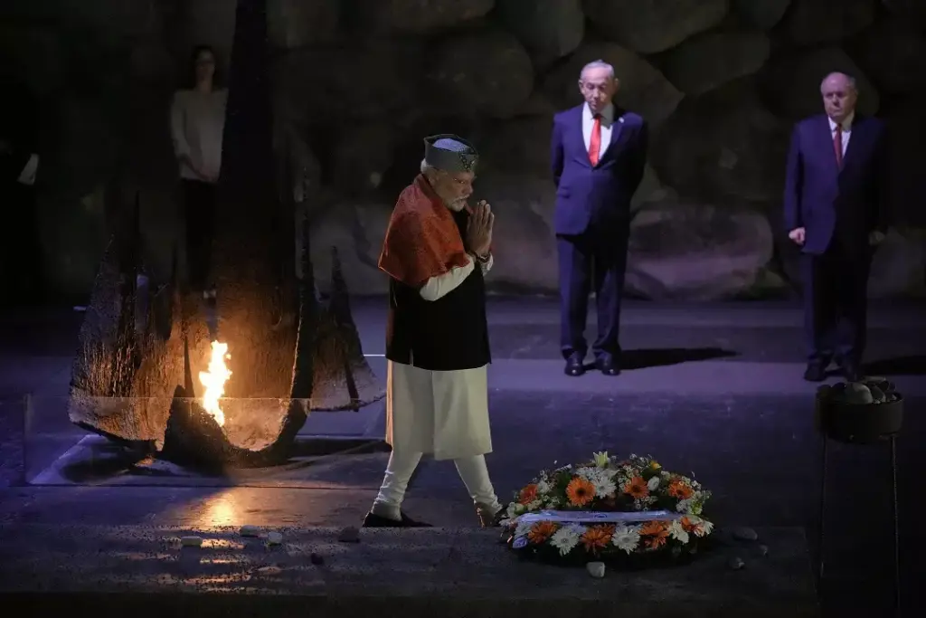 PM Visits Yad Vashem: యాద్ వాషెంను సందర్శించిన మోడీ ..హోలోకాస్ట్ బాధితులకు నివాళి