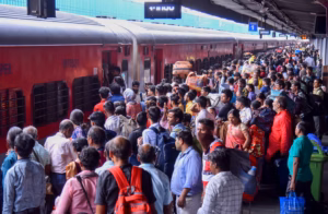 హోలీ రష్ షాక్, రైలు టికెట్ లేదు, బస్సు ఛార్జీలు ఆకాశం!