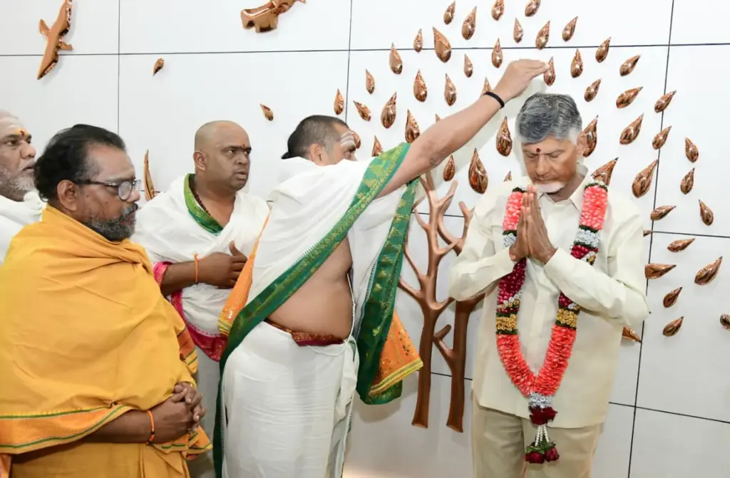Chandrababu: శ్రీశైలంలో మహా శివరాత్రి బ్రహ్మోత్సవాలకు సీఎంకు ఆహ్వానం