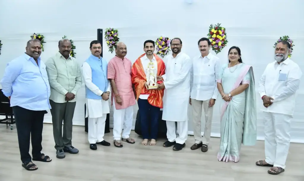 AP: సరికొత్త సంప్రదాయానికి శ్రీకారం చుట్టిన మంత్రి లోకేశ్