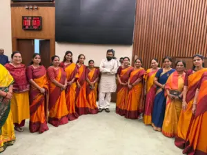 ఒకే రకమైన వస్త్రధారణతో సభకు హాజరైన మహిళా మంత్రులు