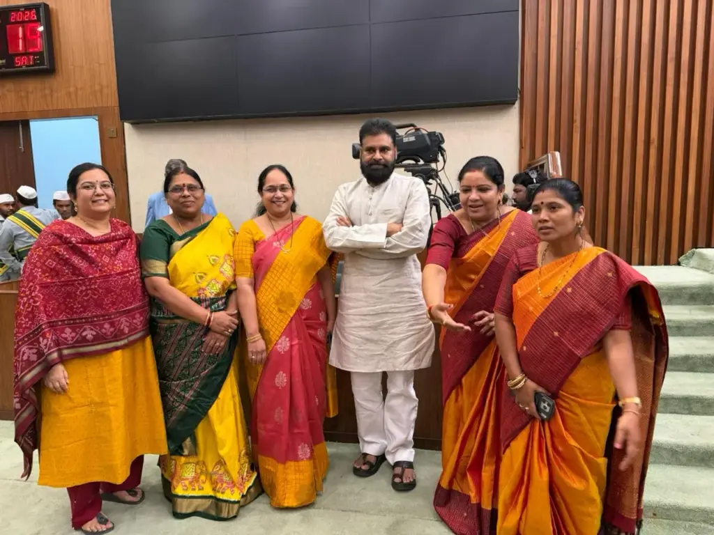 Pawan Kalyan: ఒకే రకమైన వస్త్రధారణతో సభకు హాజరైన మహిళా మంత్రులు