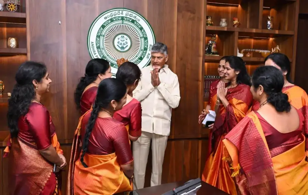 Assembly: సీఎం చంద్రబాబును కలిసిన మహిళా ప్రజాప్రతినిధులు