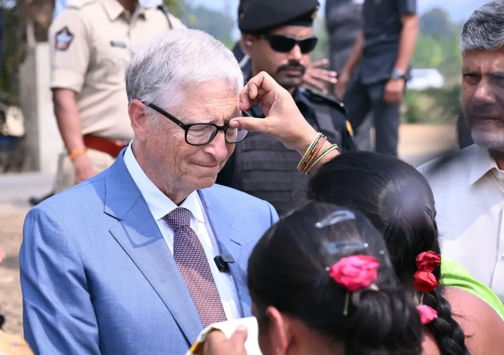 Bill Gates: చంద్రబాబుతో కలిసి అరటితోటను సందర్శించిన బిల్ గేట్స్