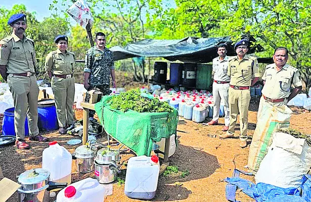 Liquid Ganja: లిక్విడ్ గంజాయి తయారీ కేంద్రం గుట్టురట్టు
