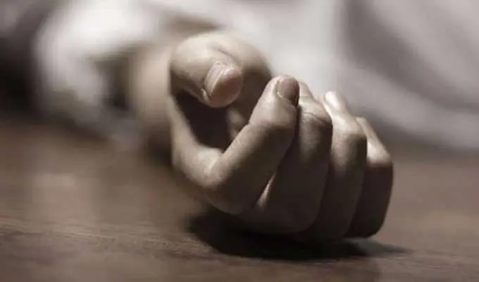 Delhi: గుంతలో పడి యువకుడి మృతి