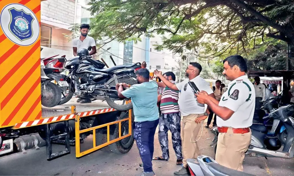 Traffic Police: లైసెన్స్ లేని వాహనదారులపై వల