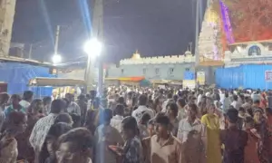 శివరాత్రి సందర్భంగా శ్రీకాళహస్తికి పోటెత్తిన భక్తులు