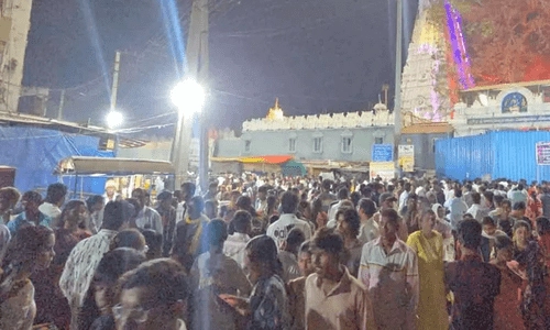 Andhra Pradesh: శివరాత్రి సందర్భంగా శ్రీకాళహస్తికి పోటెత్తిన భక్తులు