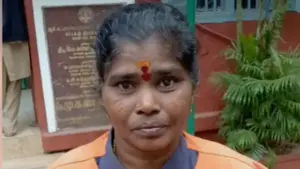 పారిశుద్ధ్య కార్మికురాలు ని సత్కరించిన నటుడు పార్థీబన్