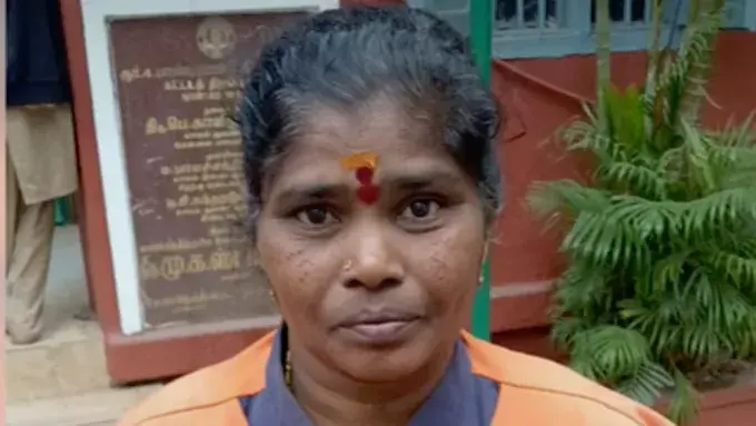 పారిశుద్ధ్య కార్మికురాలు ని సత్కరించిన నటుడు పార్థీబన్