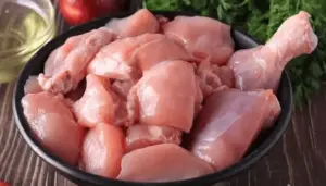 తెలుగు రాష్ట్రాల్లో స్వల్పంగా తగ్గిన చికెన్ ధరలు