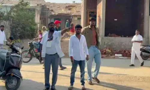 Telangana: మున్సిపల్ పోరులో కొన్ని కేంద్రాల వద్ద ఉద్రిక్తతలు