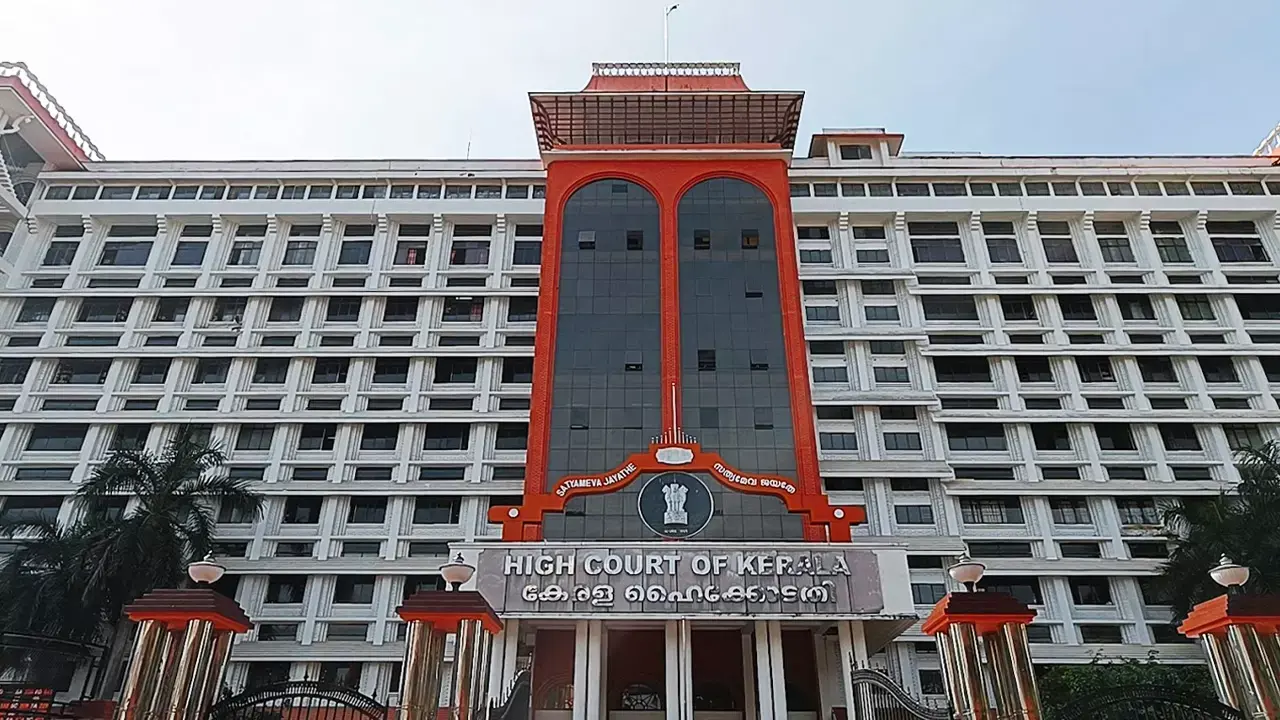Kerala High Court: కేరళ సీఎంఓపై హైకోర్టు సీరియస్