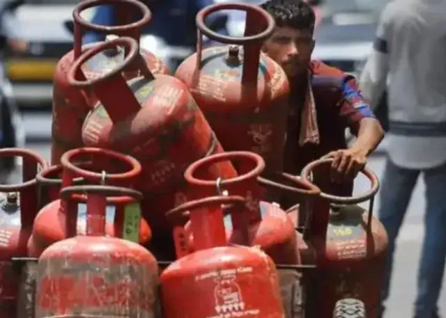 Commercial Cylinder: సామాన్యులకు షాకిచ్చిన గ్యాస్ సిలిండర్ ధరలు