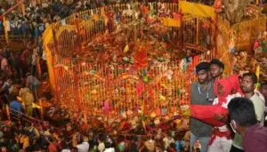 మహాజాతర ముగింపుతో భారీగా పేరుకుపోయిన వ్యర్థాలు