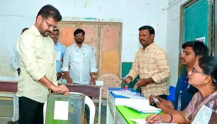 మున్సిపల్ ఎన్నికల్లో ఓటు హక్కు వినియోగించుకుంటున్న ప్రముఖులు