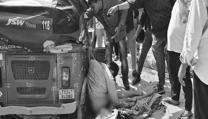 Road Accident: ట్రాక్టర్, ఆటో ఢీకొని ఇద్దరు శివస్వాములు మృతి