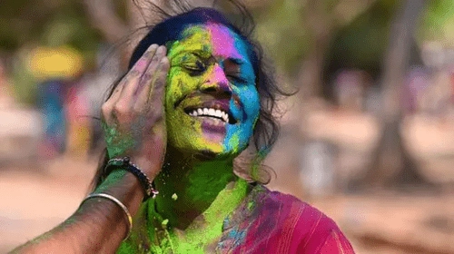 Holi 2026: హోలీ రంగుల తయారీ పై పిల్లలకు శిక్షణ