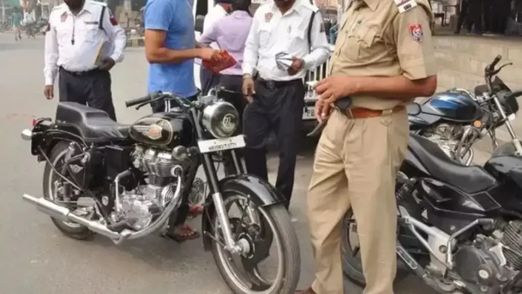 Traffic Police: లైసెన్స్ లేని వాహనదారులపై వల