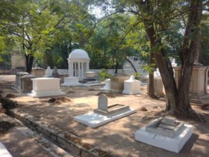 ముత్తాత సమాధి కోసం ఇంగ్లండ్ నుంచి హైదరాబాద్ చేరుకున్నాడు