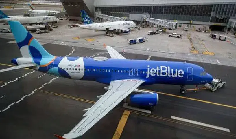 Newark Airport: నెవార్క్ ఎయిర్‌పోర్ట్‌లో విమానం అత్యవసర ల్యాండింగ్