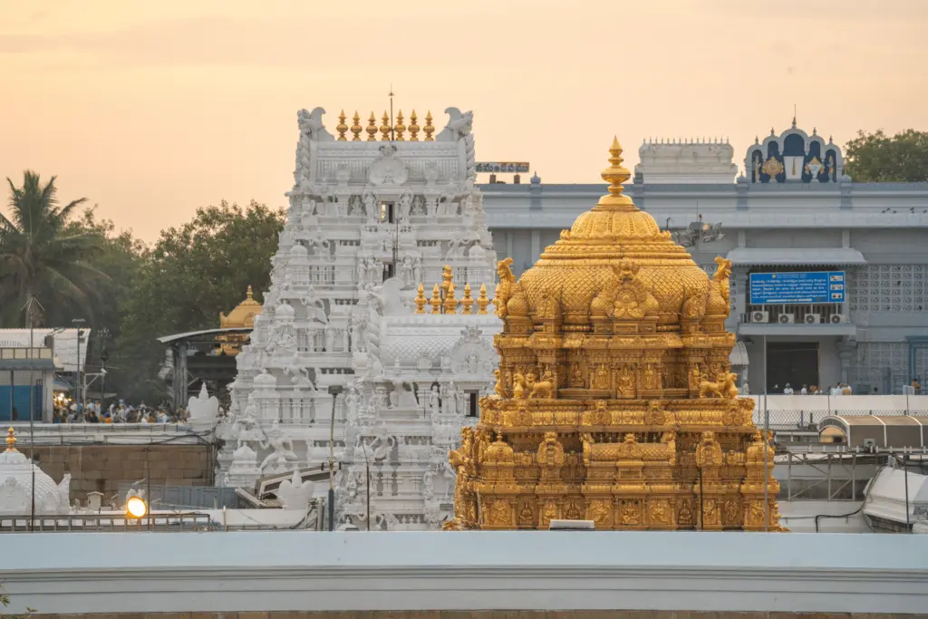 Tirumala: తెరచుకున్న బంగారు డాలర్ల అమ్మకాల కౌంటర్