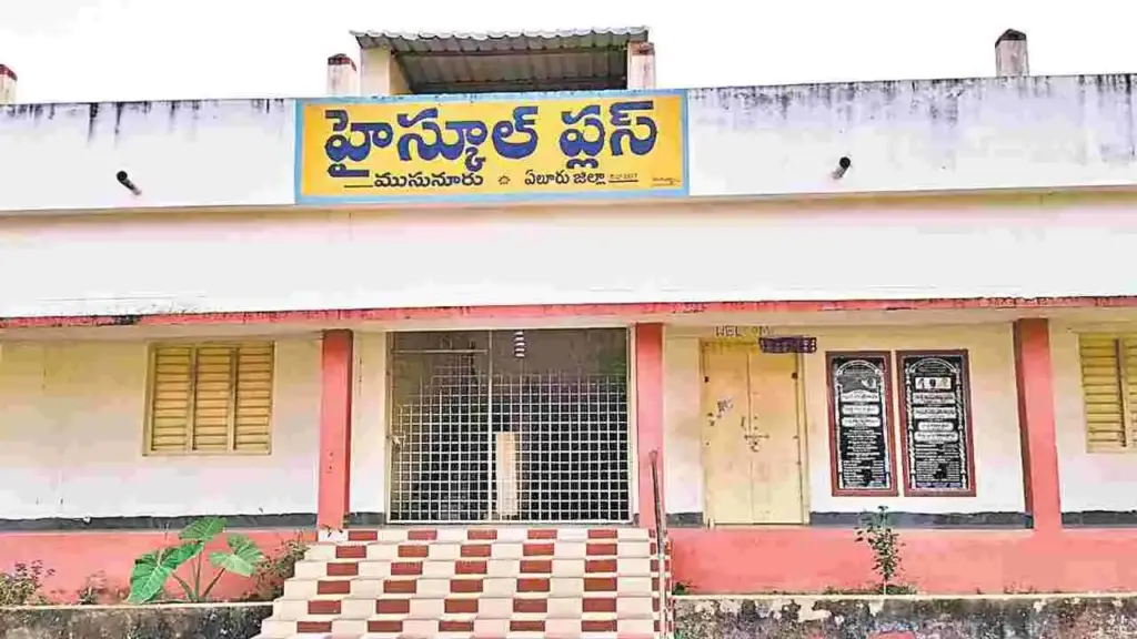 AP: నలుగురు లెక్చరర్ల మధ్య ఒక విద్యార్థి