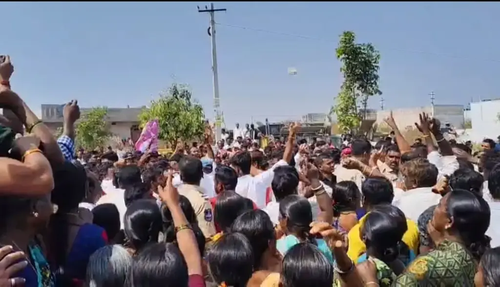 BRS vs Congress: Intense tension in Gajwel..!