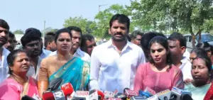 పిన్నెల్లి సోదరులను పరామర్శించిన వైసీపీ నేతలు