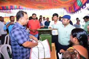 ఎన్నికల సామాగ్రి పంపిణీ కేంద్రాన్ని పరిశీలించిన కలెక్టర్