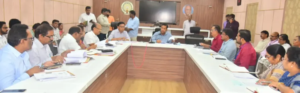 Collector Himanshu Shukla: ప్రభుత్వ బ్యాంక్ ఖాతాలపై కలెక్టర్ సమీక్ష