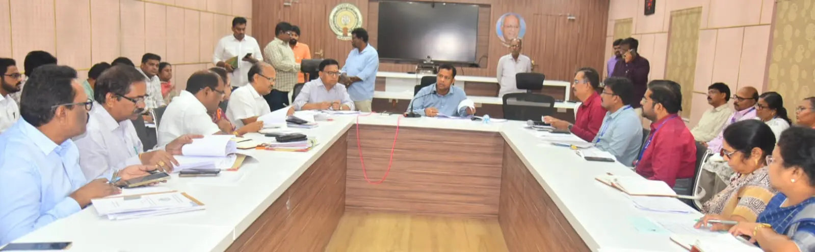 ప్రభుత్వ బ్యాంక్ ఖాతాలపై కలెక్టర్ సమీక్ష