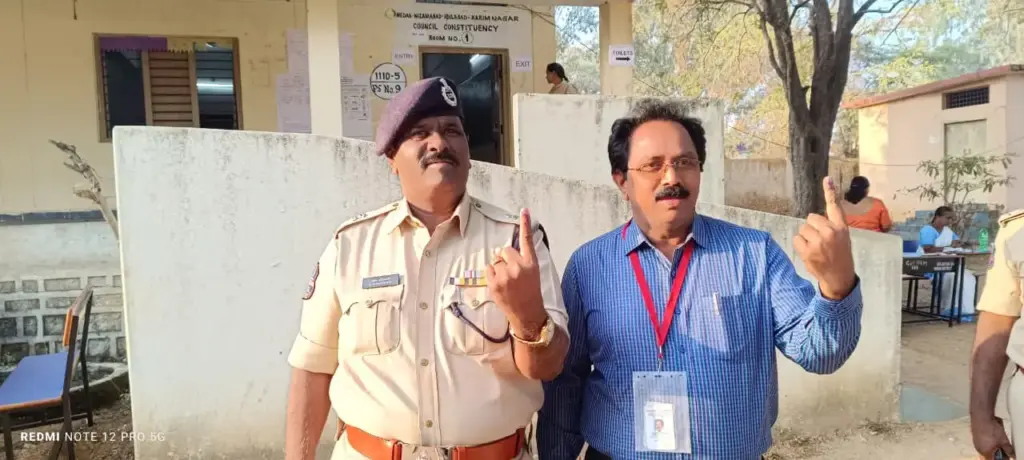 Municipal Elections: ఓటు హక్కు వినియోగించుకున్న జిల్లా అదనపు కలెక్టర్