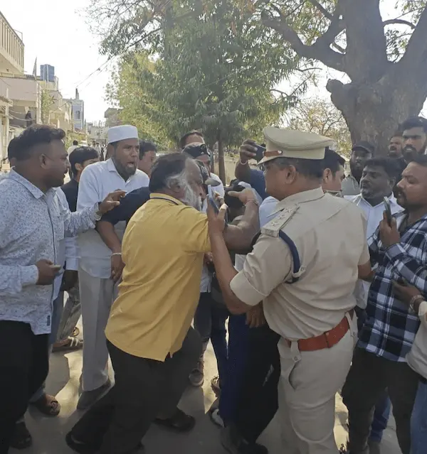 Sangareddy Ward 34 Tension: సంగారెడ్డి పోలింగ్ బూత్‌లో ఉద్రిక్తత.. సీఐపై జగ్గారెడ్డి ఫైర్