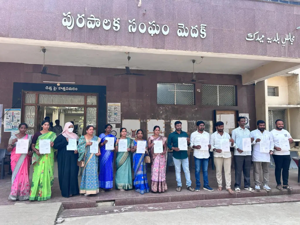 Medak Municipal Election Results: గెలుపు పత్రాలు అందుకున్న BRS అభ్యర్థులు