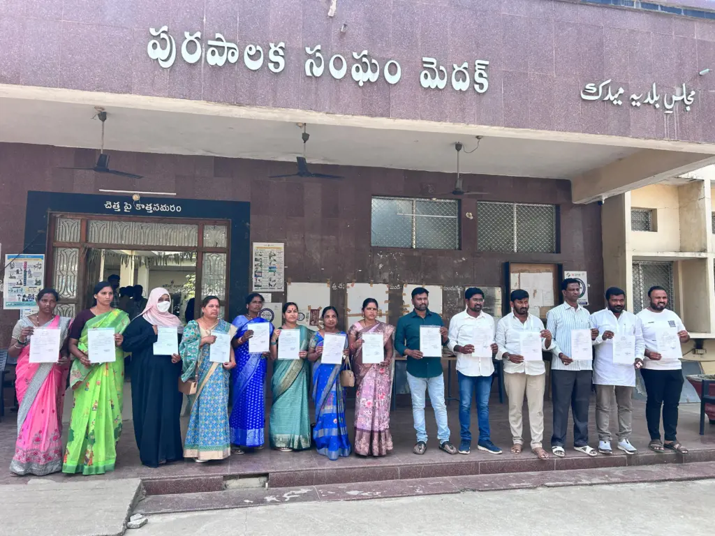 Medak Municipal Election Results: గెలుపు పత్రాలు అందుకున్న BRS అభ్యర్థులు